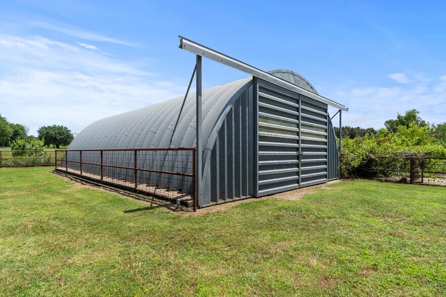 More Photos Of 1404 S B St, Henryetta Veterinarian Kennel For Sale