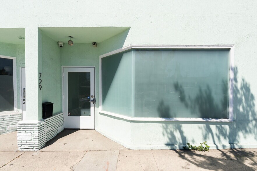 More Photos Of 723-727 N Fairfax Ave, Los Angeles General Retail For Lease