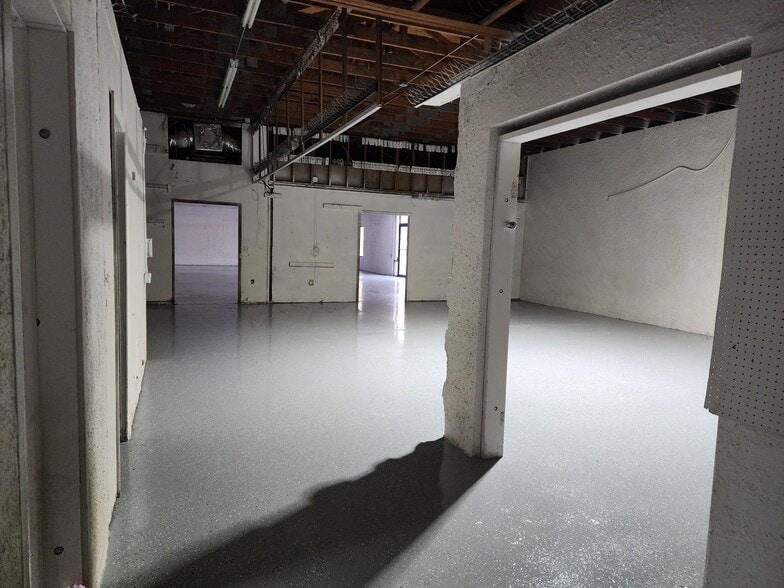 More Photos Of 284 S Center St, Pierson Auto Repair For Lease