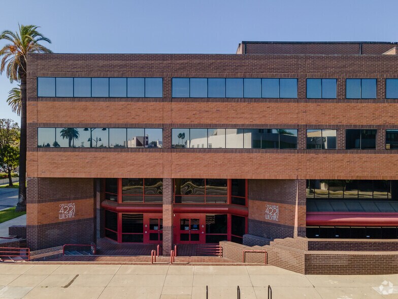 More Photos Of 4221 Wilshire Blvd, Los Angeles Loft Creative Space For Lease