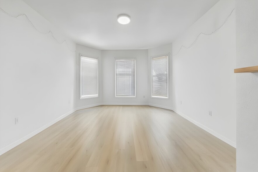 More Photos Of 1925 SE Alder St, Portland Apartments For Sale