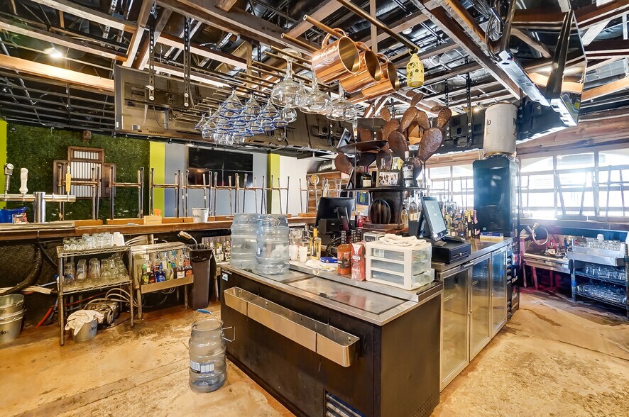 More Photos Of 491 Park St, Columbus Bar For Lease