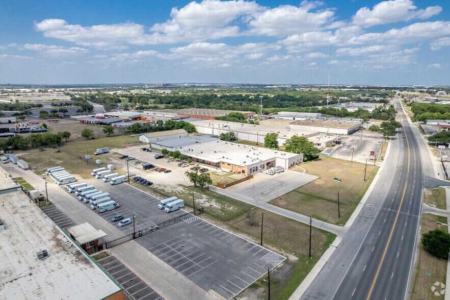 More Photos Of 3363 E Commerce St, San Antonio Unknown For Lease