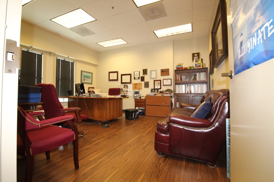 More Photos Of 614 E 12th St, Austin Office For Sale