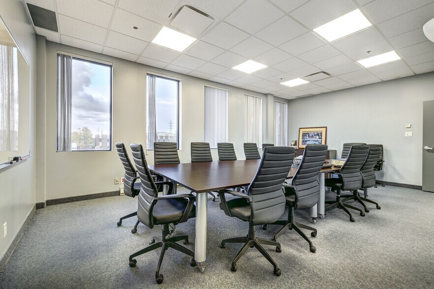 More Photos Of 3885 Boul Industriel, Laval Office For Lease