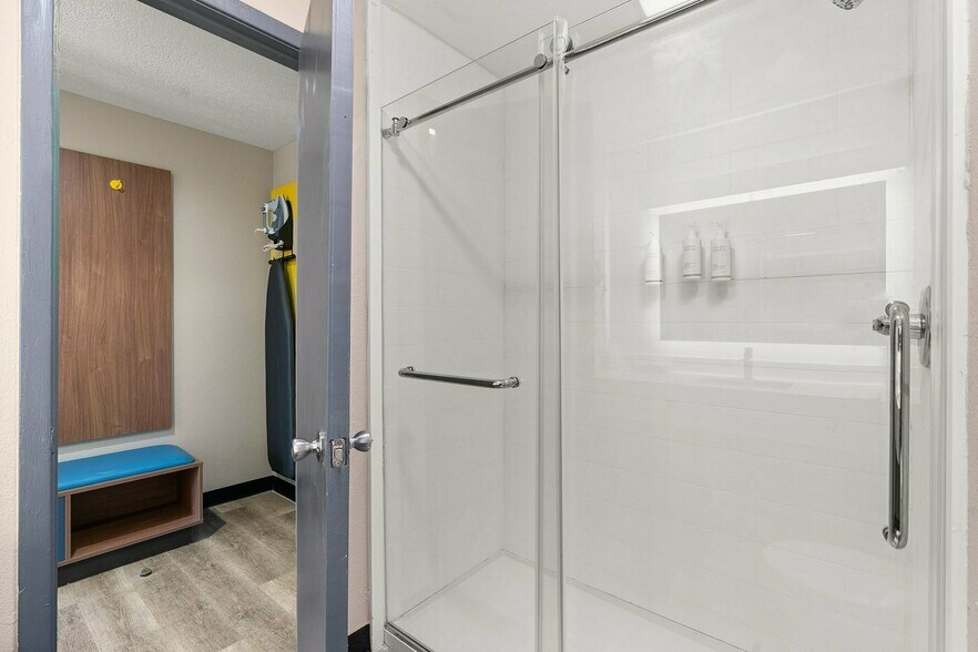 More Photos Of 1520 Candelaria Rd NE, Albuquerque Hotel For Sale