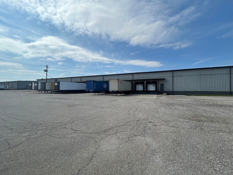More Photos Of 11093 Kenwood Rd, Blue Ash Warehouse For Lease