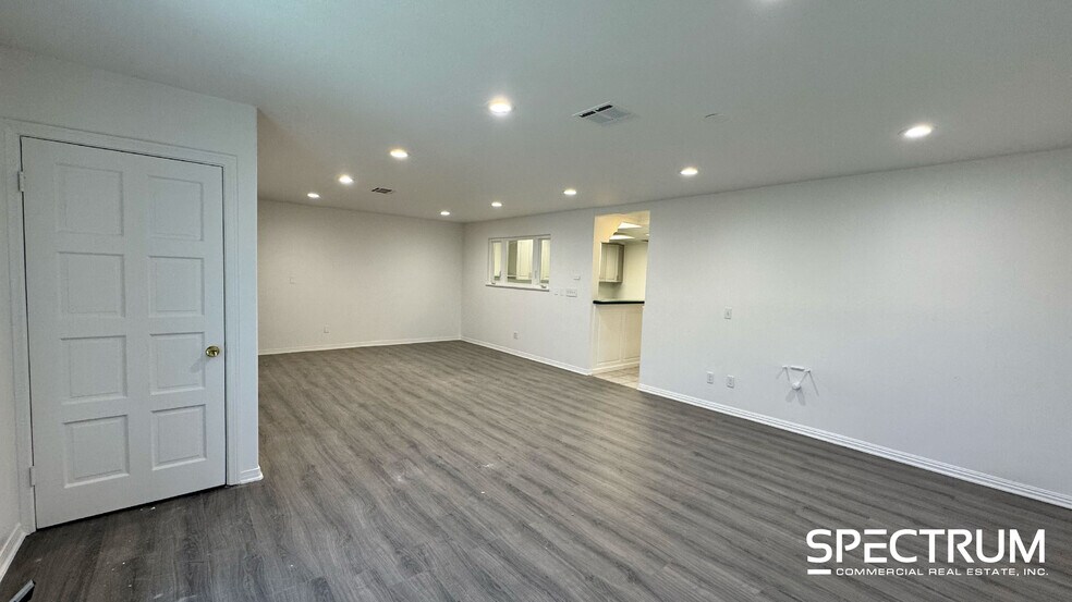 More Photos Of 10140-10158 Canoga Ave, Chatsworth Service For Lease
