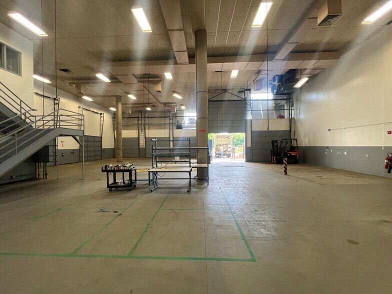 More Photos Of 275 Portsmouth Ave, Stratham Light Manufacturing For Sale