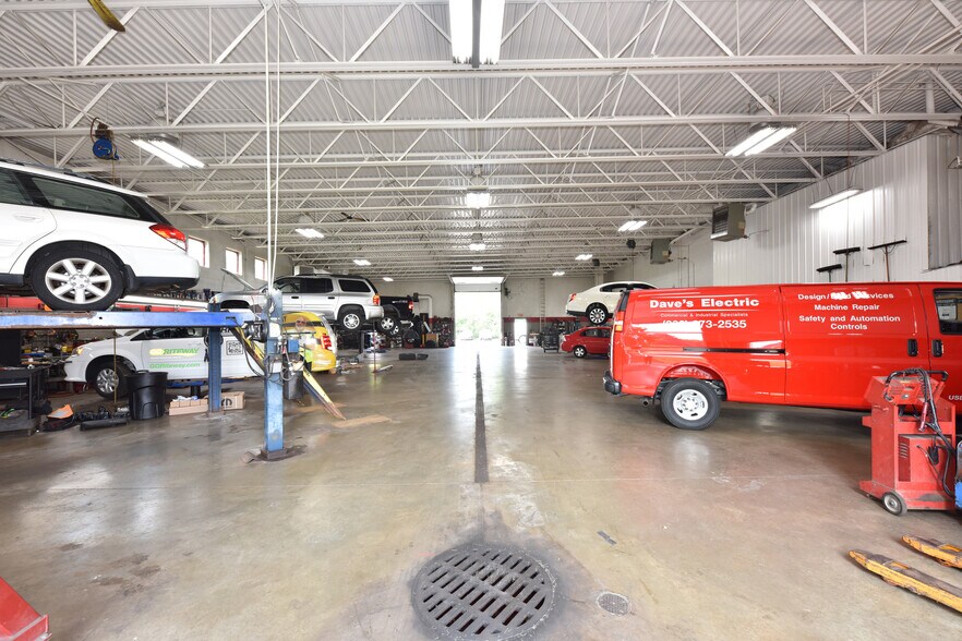 More Photos Of 820 W Sumner St, Hartford Auto Repair For Sale