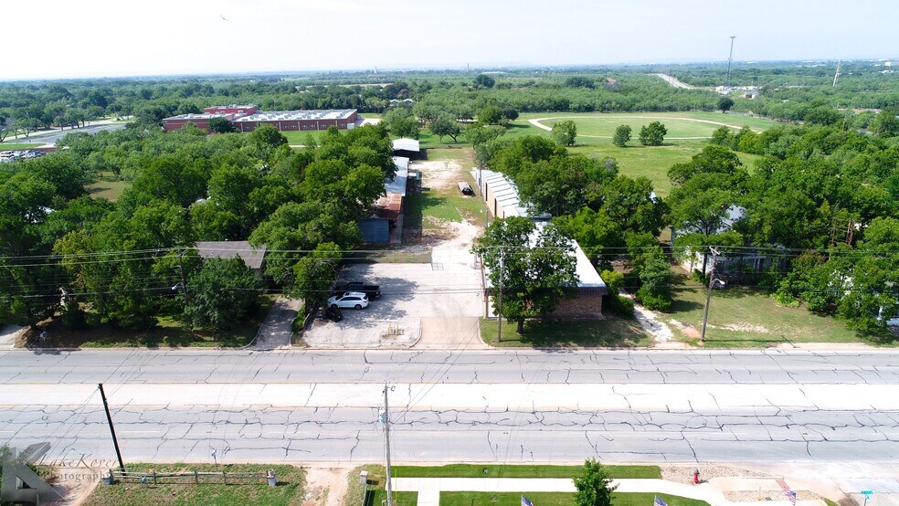 More Photos Of 411 E South 11th St, Abilene Warehouse For Lease