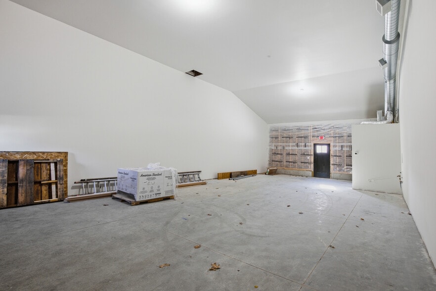 More Photos Of 300 Exeter Rd, Hampton Industrial For Lease