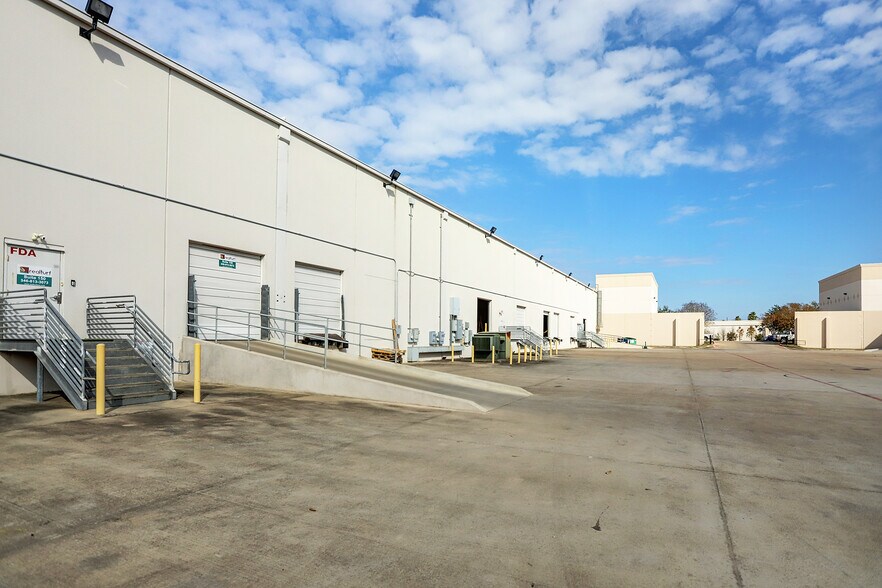 More Photos Of 10215 S Sam Houston Pky W, Houston Warehouse For Lease