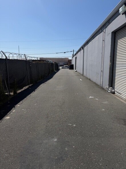 More Photos Of 5255 W 102nd St, Los Angeles Warehouse For Lease