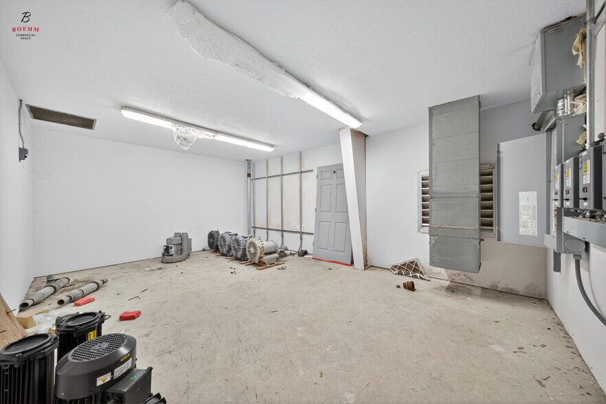 More Photos Of 833 County Road 583, La Coste Research And Development For Sale