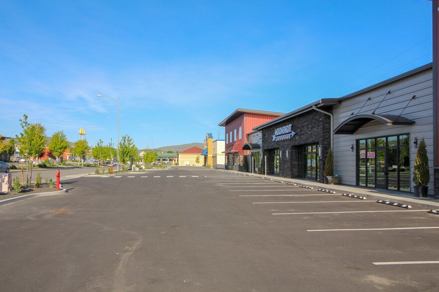 More Photos Of 8804 W Victoria Ave, Kennewick Showroom For Lease