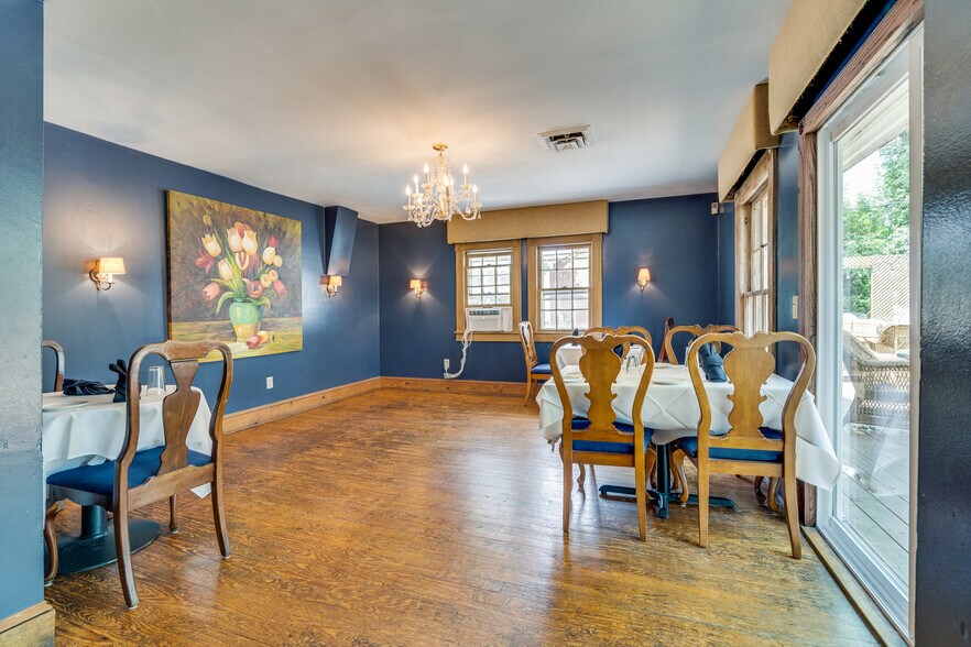 More Photos Of 412 6th St, Bristol Restaurant For Sale