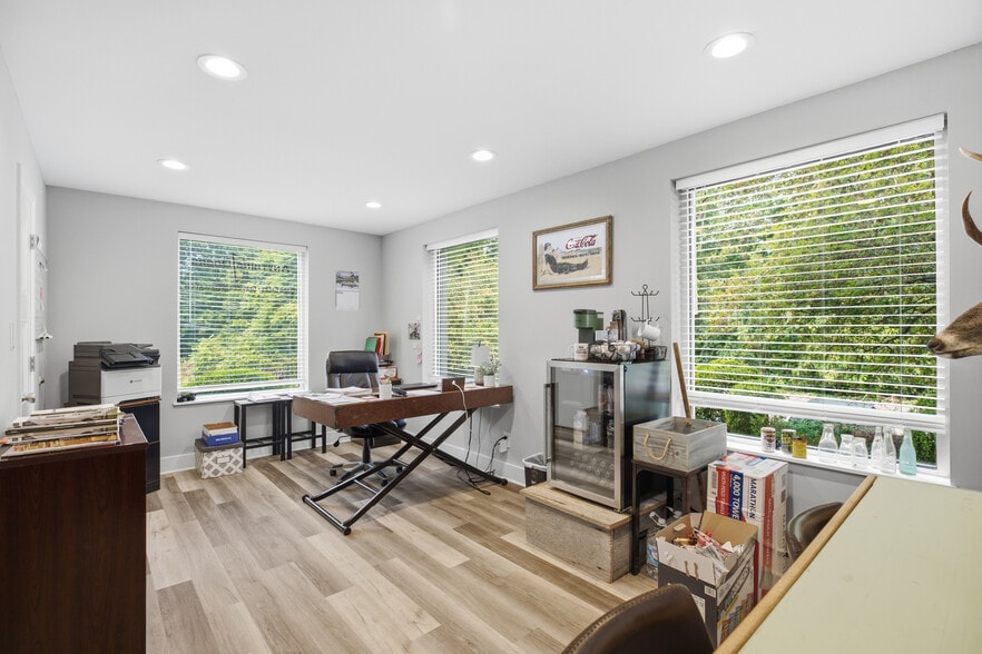 More Photos Of 1030 McConville Rd, Lynchburg Light Distribution For Sale