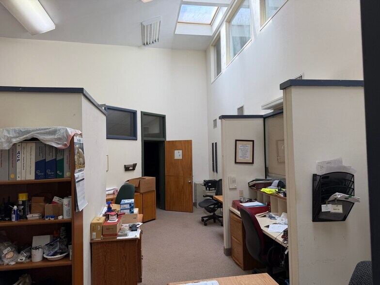More Photos Of 104 Woodward Hill Rd, Edwardsville Office For Sale
