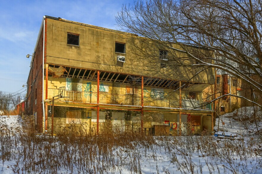 More Photos Of 225 Moon Clinton Rd, Coraopolis Warehouse For Sale