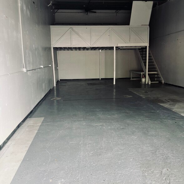More Photos Of 1705 Cattlemen Rd, Sarasota Warehouse For Lease