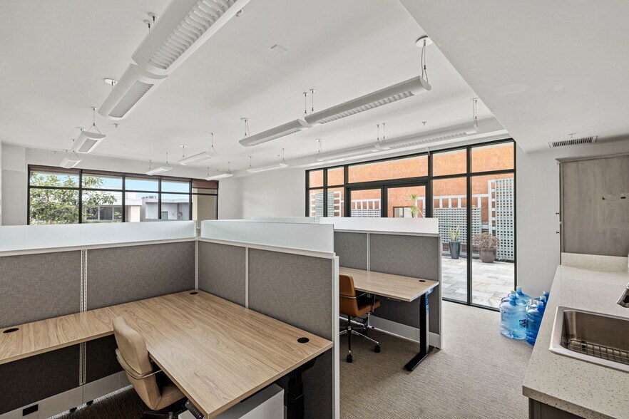 More Photos Of 205 Pier Ave, Hermosa Beach Office For Sale