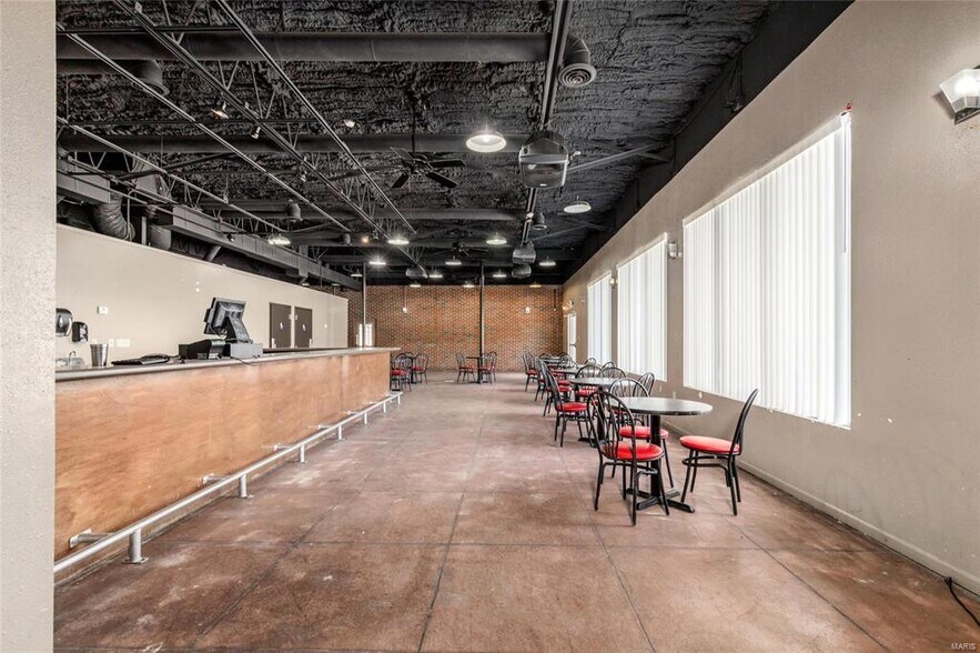 More Photos Of 512 Old Route 66, Saint Robert Showroom For Sale