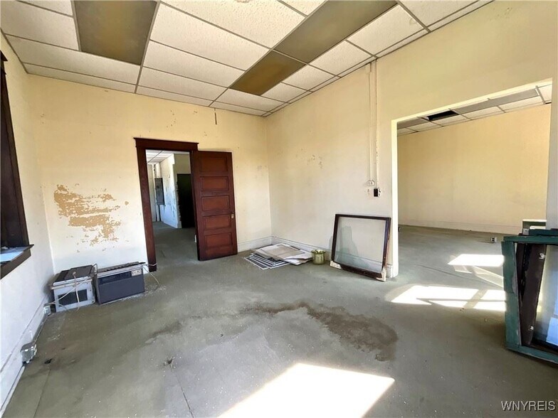 More Photos Of 561 8th St, Niagara Falls Warehouse For Sale