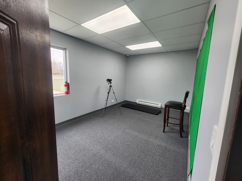 More Photos Of 1280-1330 Powis Rd, West Chicago Truck Terminal For Sale