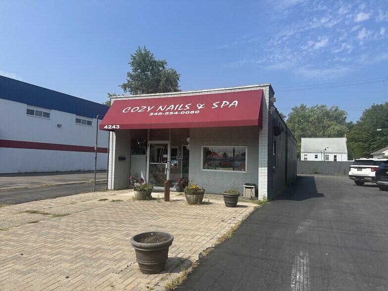 Primary Photo Of 4243 Coolidge Hwy, Royal Oak Freestanding For Lease