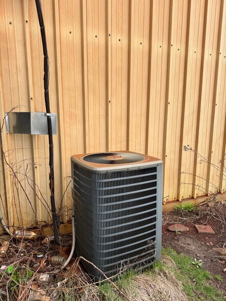 More Photos Of 623 Circle Dr, Iron Mountain Industrial For Sale