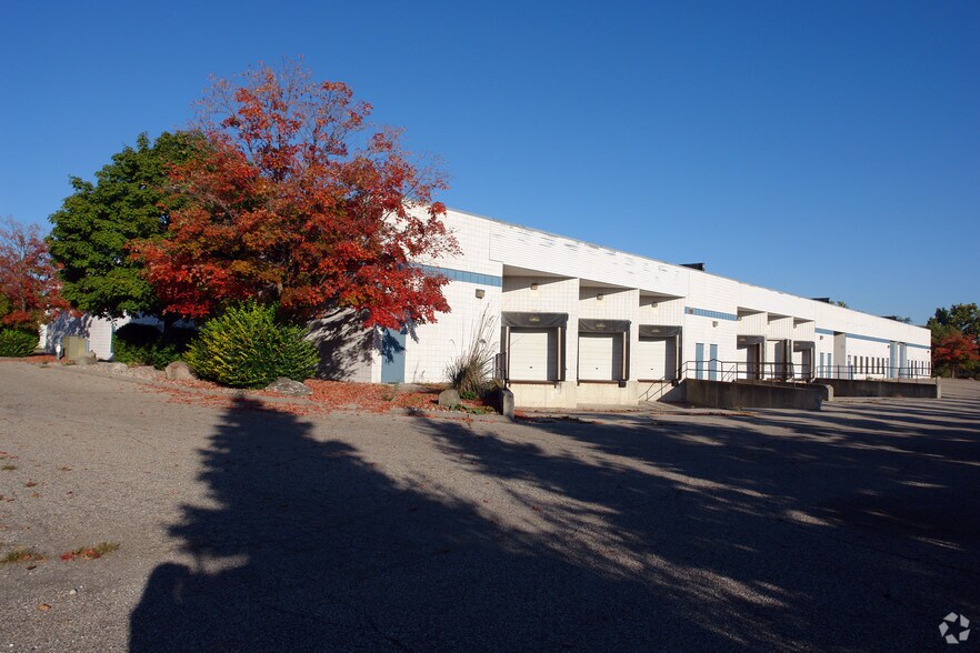 More Photos Of 40040 Grand River Ave, Novi Warehouse For Lease