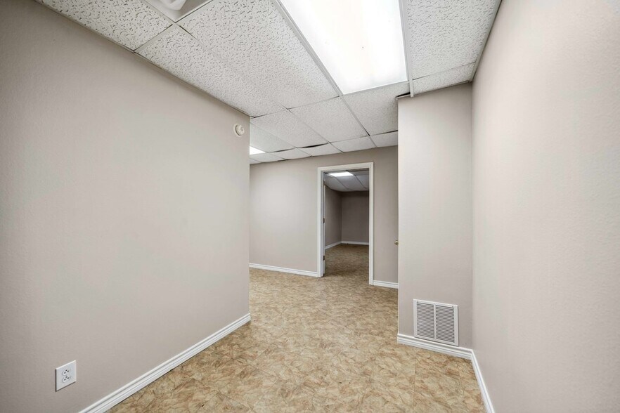 More Photos Of 8400 S US Highway 79, Palestine Office Residential For Sale