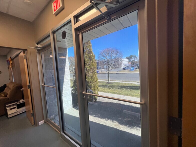 More Photos Of 16 Sawgrass Dr, Bellport Village Warehouse For Lease