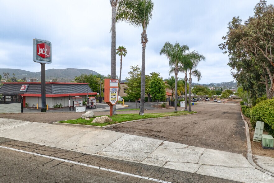 More Photos Of 1617 Capalina Rd, San Marcos Showroom For Lease