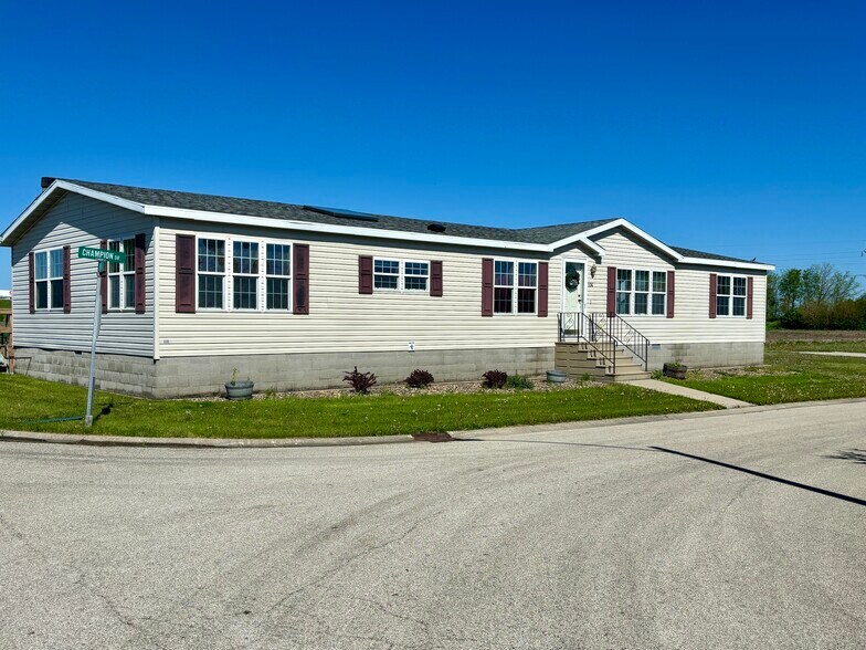 More Photos Of 104 Enterprise Dr, Chenoa Manufactured Housing Mobile Home Park For Sale