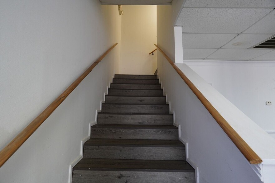 More Photos Of 8245 North Fwy, Houston Showroom For Sale