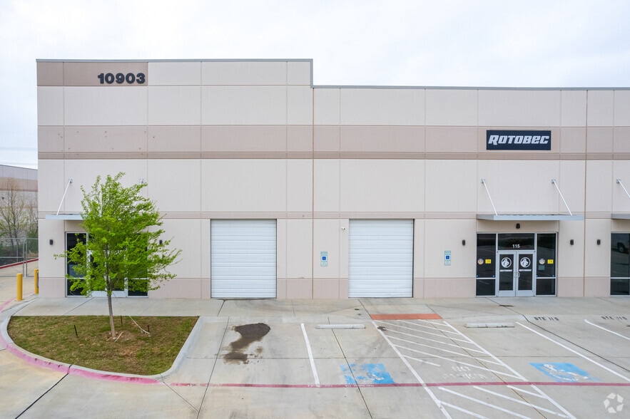 More Photos Of 10903 Shady Trl, Dallas Distribution For Lease