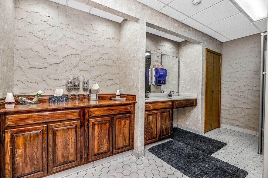 More Photos Of 5629 Bridgetown Rd, Cincinnati Flex For Sale