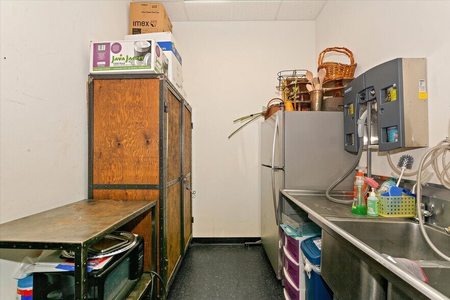 More Photos Of 7970 Cherry Ave, Fontana Showroom For Lease