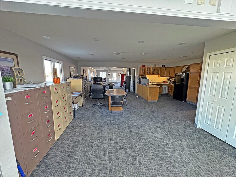 More Photos Of 1325 N Broad St, Carlinville Warehouse For Lease