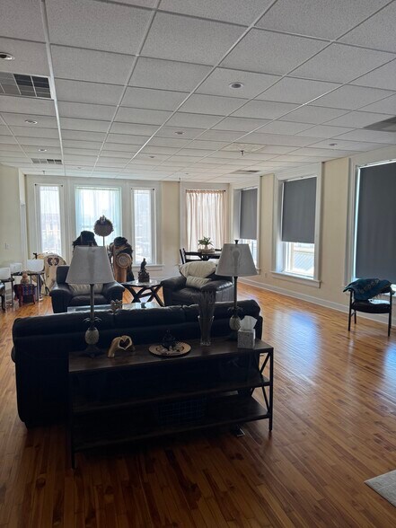 More Photos Of 44 S Jefferson St, Winchester Storefront Retail Office For Sale
