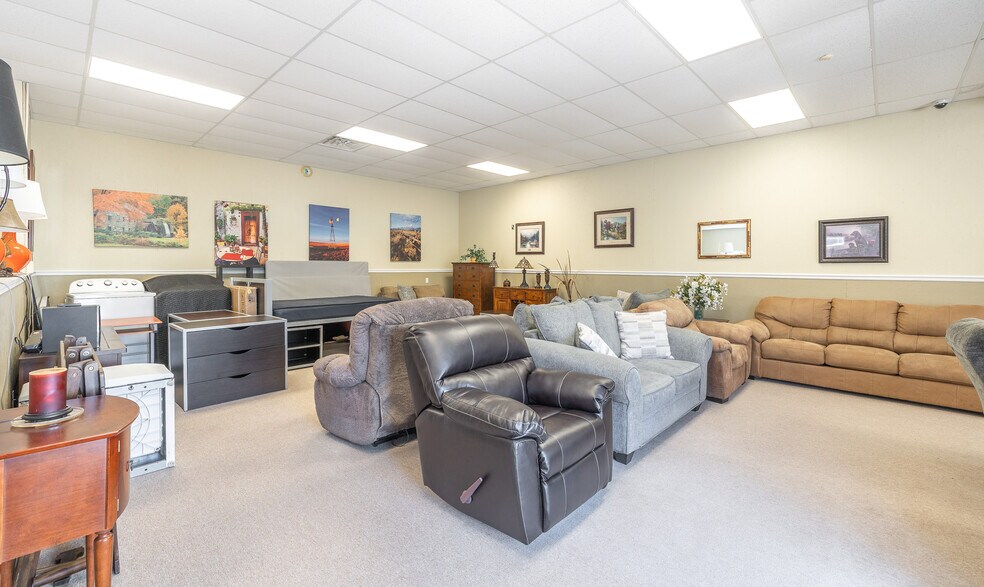 More Photos Of 329 N Jefferson St, Saint James Freestanding For Sale