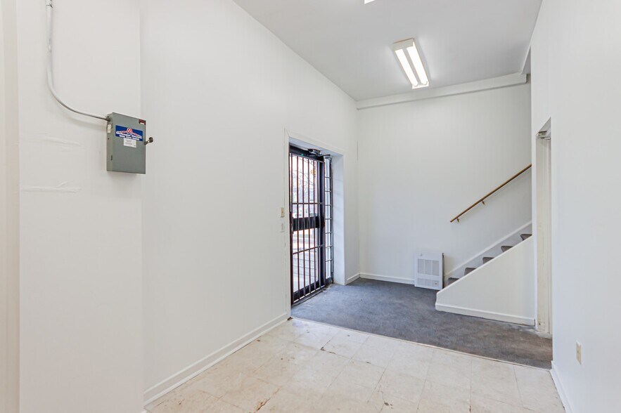 More Photos Of 151 Brock St N, Whitby Warehouse For Lease