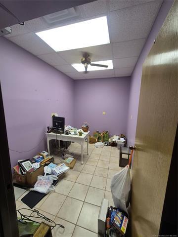 More Photos Of 401 S Chouteau Ave, Chouteau Convenience Store For Sale
