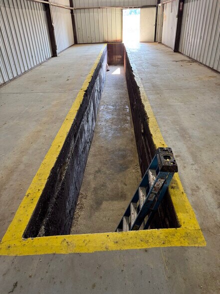 More Photos Of 9182 S US Highway 79, Palestine Service For Lease