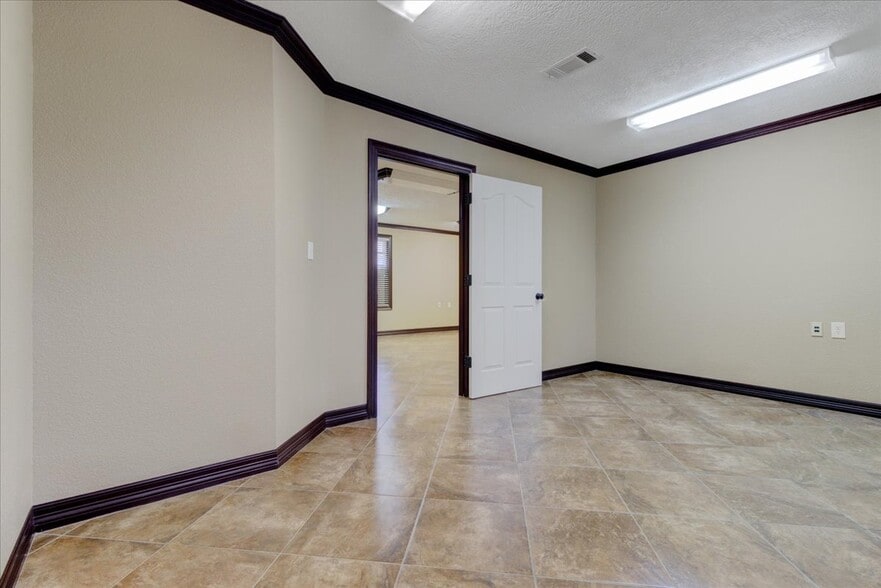 More Photos Of 21232 Ih 10, Vidor Warehouse For Lease