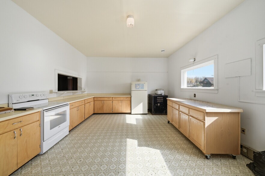 More Photos Of 210 Miles Ave, Clyde Park Specialty For Sale