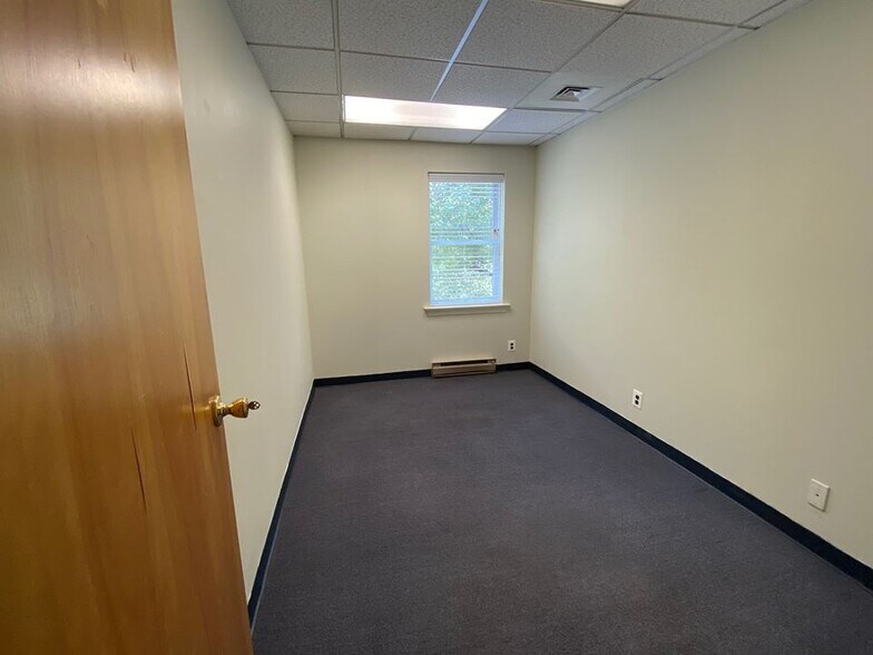 More Photos Of 107 Chesley Dr, Media Office For Sale