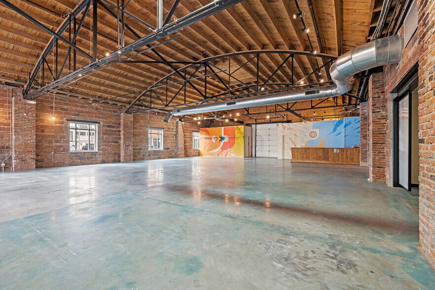 More Photos Of 1814 Oak St, Kansas City General Retail For Lease